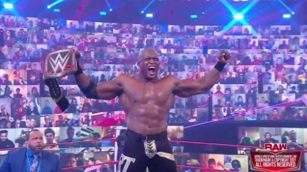 WWE RAW1448期回放-中文原声： 鲍比莱斯制裁人间怪兽 龙卷风双打赛上演