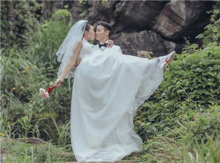 蔡少芬穿婚纱被公主抱