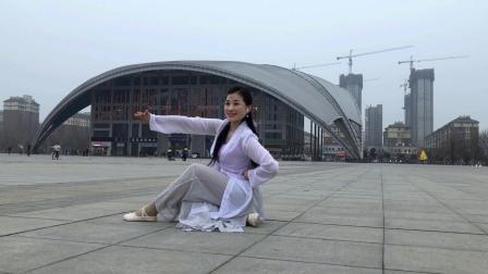 内黄公园一美女跳尬舞都这么陶醉太好看了