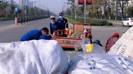@所有人 老人三轮车侧翻，正在训练消防员冲上前相助