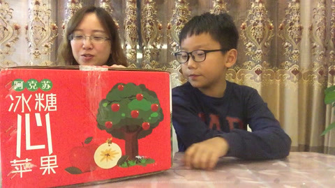 梁小轩和轩妈试吃各种美食 试吃阿克苏冰糖心苹果