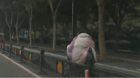 河南气温骤降 两男子裹棉被骑车上路