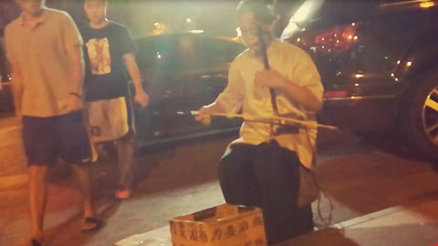唱罢吹灯 60岁大爷二胡独奏《二泉映月》为病妻卖艺