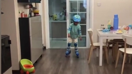拿到滑冰鞋的第二天 小朋友学习得还真是快