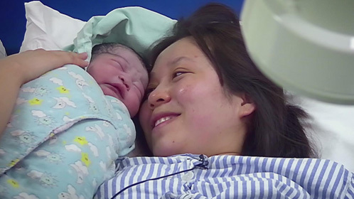 孕妇产子令人动容落泪