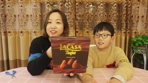 梁小轩和轩妈试吃各种美食 乐卡莎巧克力做脏脏茶