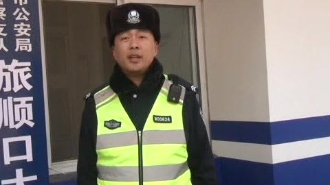 城市直通车 酒后开车看灯会 遇交警硬闯卡