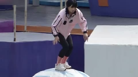 男生女生向前冲第15季 魔鬼路线棒棒糖关卡秒落水 女子抽签背着球闯关