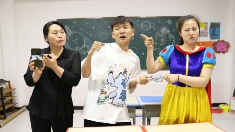 男同学总是抢粘土和玩具，没想被小小使用计策惩罚，这下可惨了
