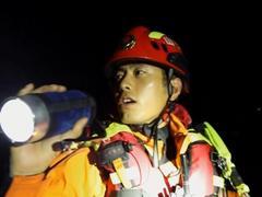 潮汐间的危急营救，涨潮后女童被困桥下