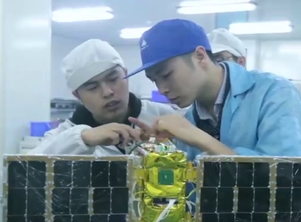 新闻大求真 人造卫星究竟是怎么造出来的？