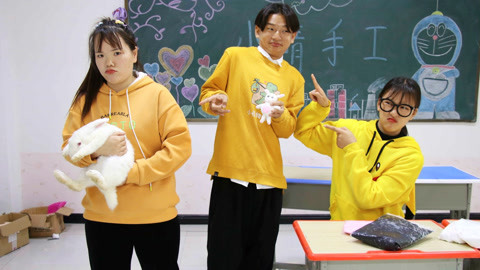 美女家务事 小晴用粘土做小白兔，没想假兔子竟变成真的兔子，什么套路？