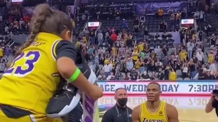 NBA热辣资讯 威少率队赢球后送小球迷球鞋！看到这暖心的一幕你羡慕了吗？