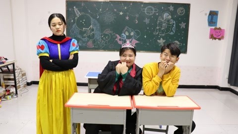 班里转来了新同学，刚进班就把小晴赶走了，没想是黑衣人在搞鬼