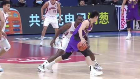 CBA热辣资讯 冯莱断球上演大风车虐筐！这一扣真的太炸裂了！