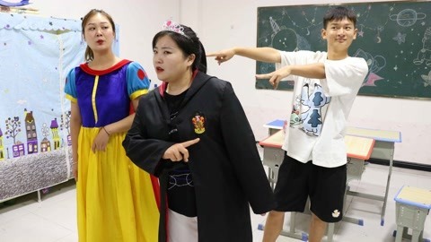 黑衣人用“复制卡”变成冬冬，使出定身术困住小晴，结果却被套路