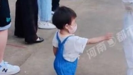 @所有人 心疼！萌娃指着“大白”妈妈的防护服喊热