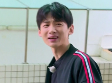 白敬亭护送“圣火”险崩溃