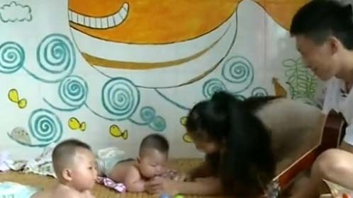 宝宝抱抱 深圳妈妈独自照顾双胞胎宝宝