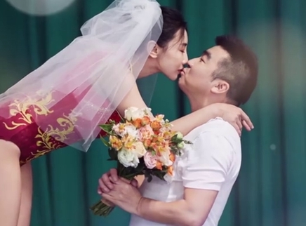 婚前21天 备婚日记 第26期：梁超何雯娜蹦床婚纱照