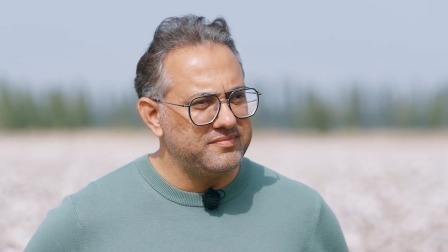 张含韵沙雅体验抓螃蟹，不小心竟成力量担当