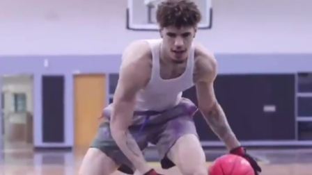NBA热辣资讯 三球是如何训练运球和球感的？看完这操作你学会了吗？