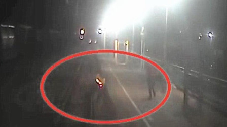 生死3秒！女子轻生 值班员火车面前跳轨救人
