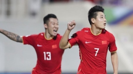 中国男足冲击2022世界杯 VAR立大功！艾克森造对手禁区手球，武磊主罚点球命中！