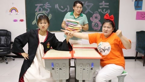 美女家务事 同学们玩“不能生气”赢粘土，小晴把胖丫气的火冒三丈，太刺激了