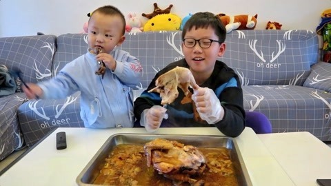 梁小轩和轩妈试吃各种美食 自制电饭锅焗鸡