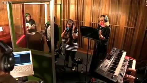 IU kiss&cry Kiss The Stars - BBC Radio 1 Live Lounge-Pixie Lott (小精灵洛特)