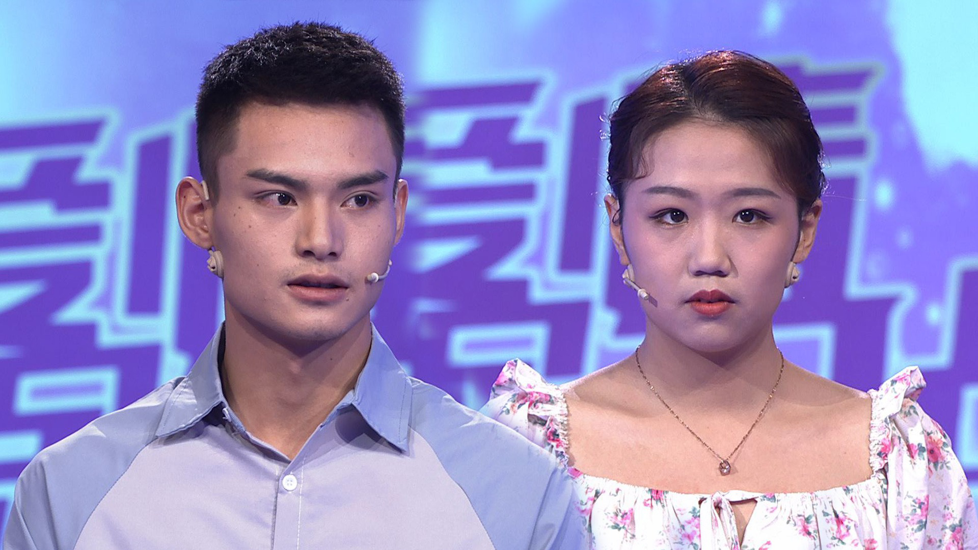 女友抱怨男友不重视自己,还总和异性聊天