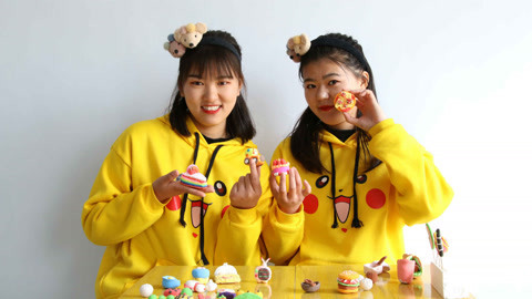美女家务事 小晴和伙伴玩粘土玩具