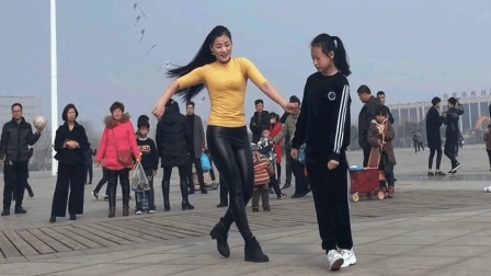 娘俩PK全网最火魔性鬼步舞SEVE一看就知道女儿赢了