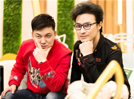 歌手多看点 2018 汪峰李锐与炮仗合影