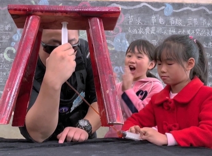 新闻大求真 自制液压手臂能抓起瓶子吗？