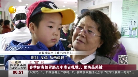 第一时间 两岁女孩误入快车道 多亏细心的哥一把抱起