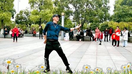 这一支舞蹈跳优美了，让老师跳得那么好
