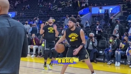 NBA热辣资讯 库里汤普森赛前热身再次同框！随后克莱离场时的手势亮了！
