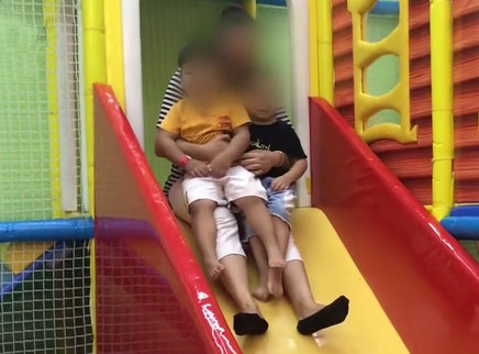 新闻大求真 抱着孩子玩滑滑梯安全吗？