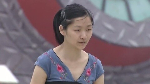 男生女生向前冲 连续两个女生登上高台