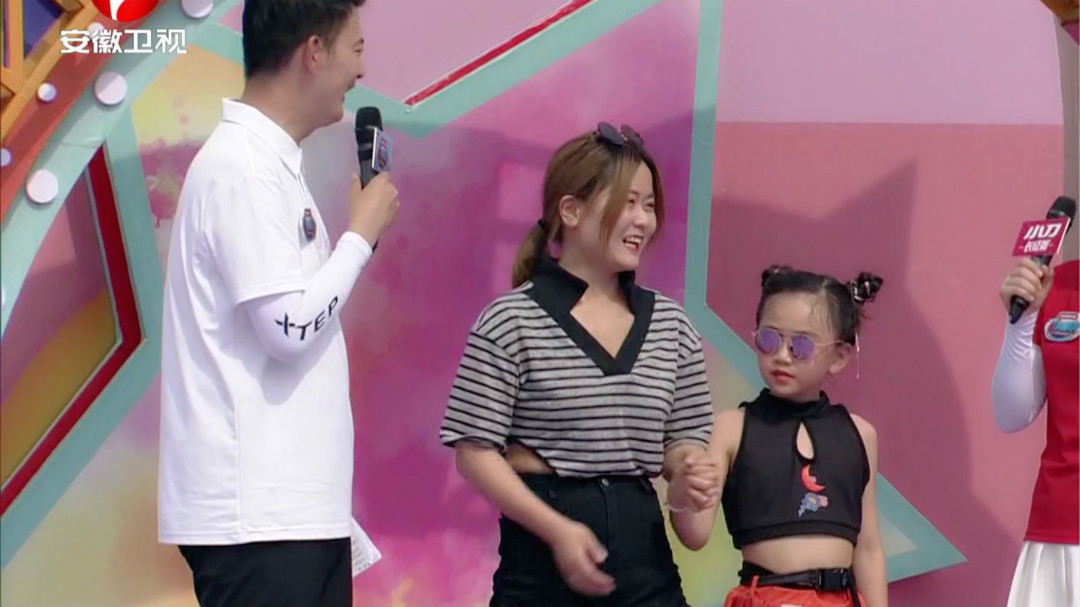 潮爸辣妈携子女一起闯关