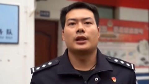 法治中国60分 男子撕罚单撞警车被刑拘 老人坐着轮椅违法翻护栏