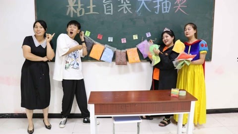 同学玩粘土盲袋大抽奖，小晴抽中16色彩虹粘土，冬冬倒赔100包