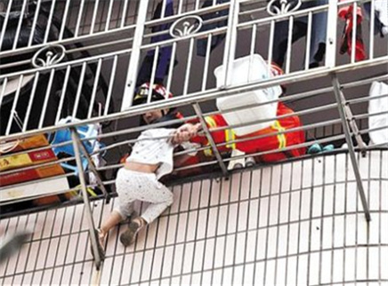 新闻大求真 孩子被卡防盗窗如何救援？