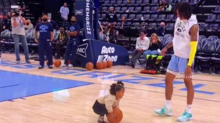 NBA热辣资讯 莫兰特赛前和女儿单挑遭工作人员围观！这一幕真的太温馨了！
