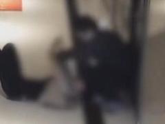 年轻男子突然失控施暴，保安队长奋勇阻拦身陷险境