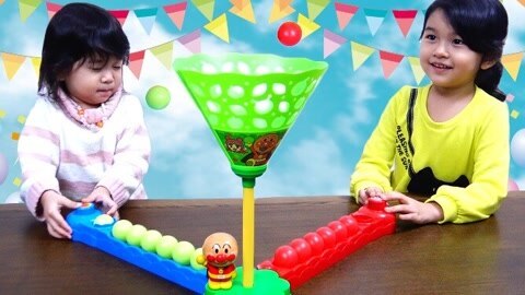 【中国爸爸】日本食玩 面包超人林中弹球对决