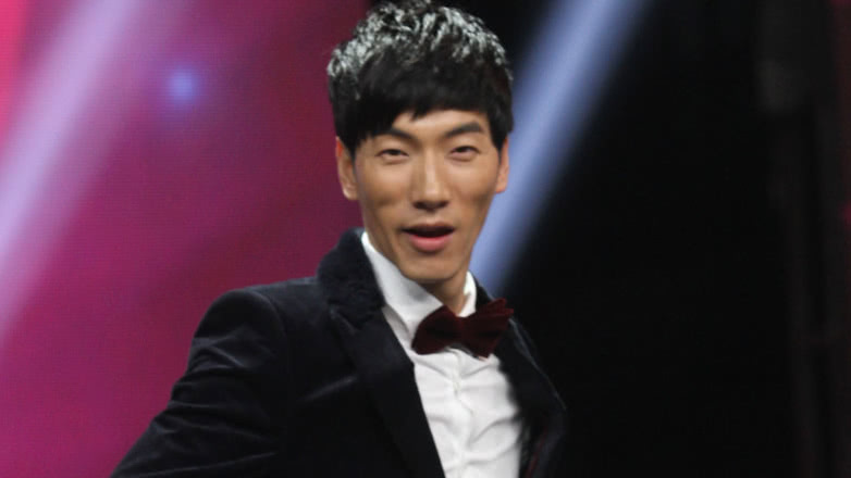 奇舞飞扬 张亮首秀舞蹈携村长带队比拼