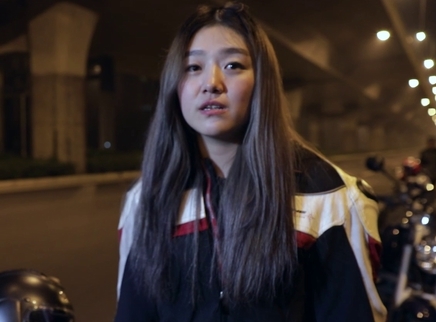 二更视频 热血美女极速飙车超越高铁